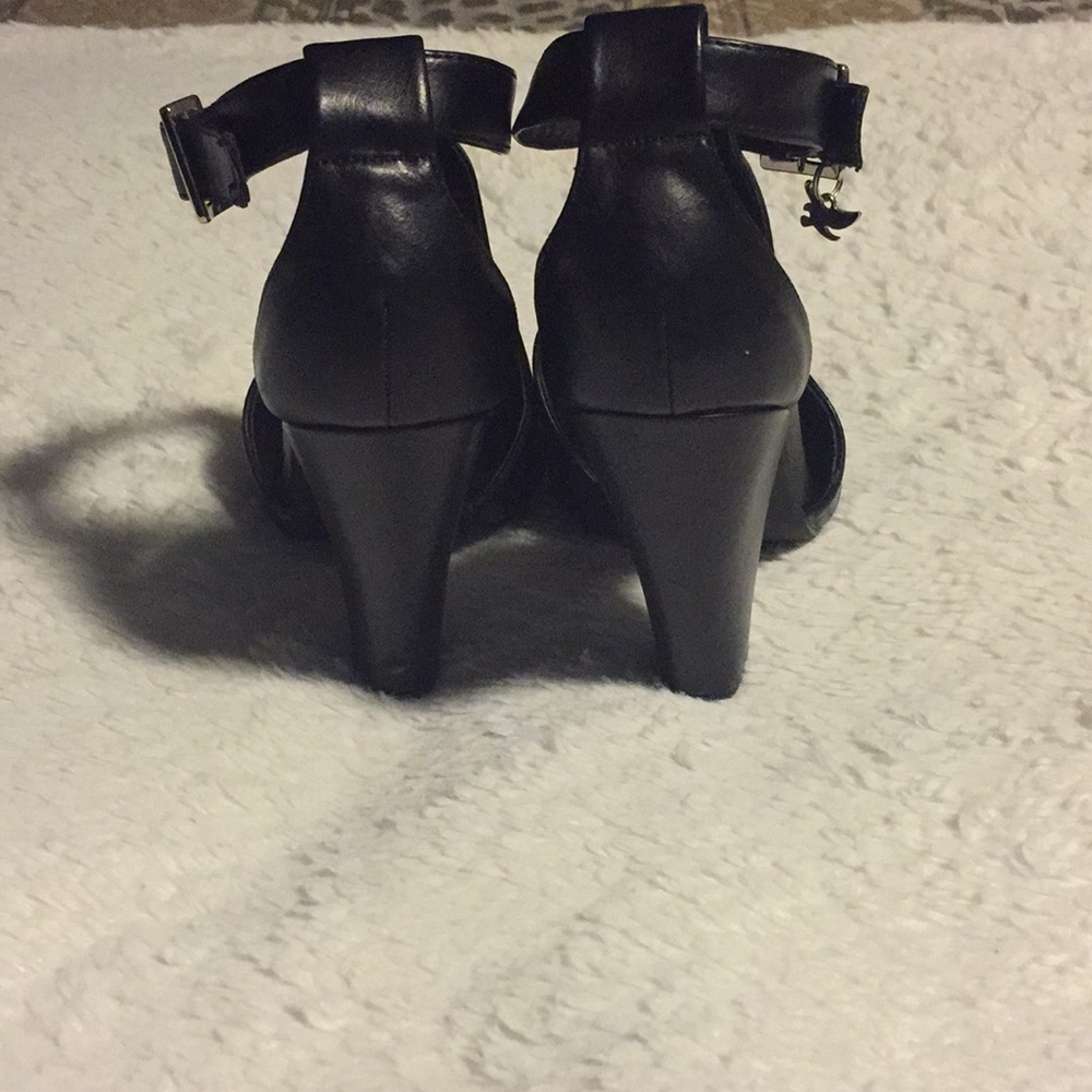 Shoes - Picture 4 of 4